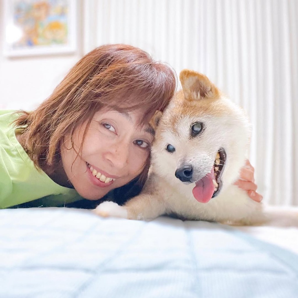 Kabosu with her owner, Atsuko Sato — a quiet everyday moment shared on her blog.